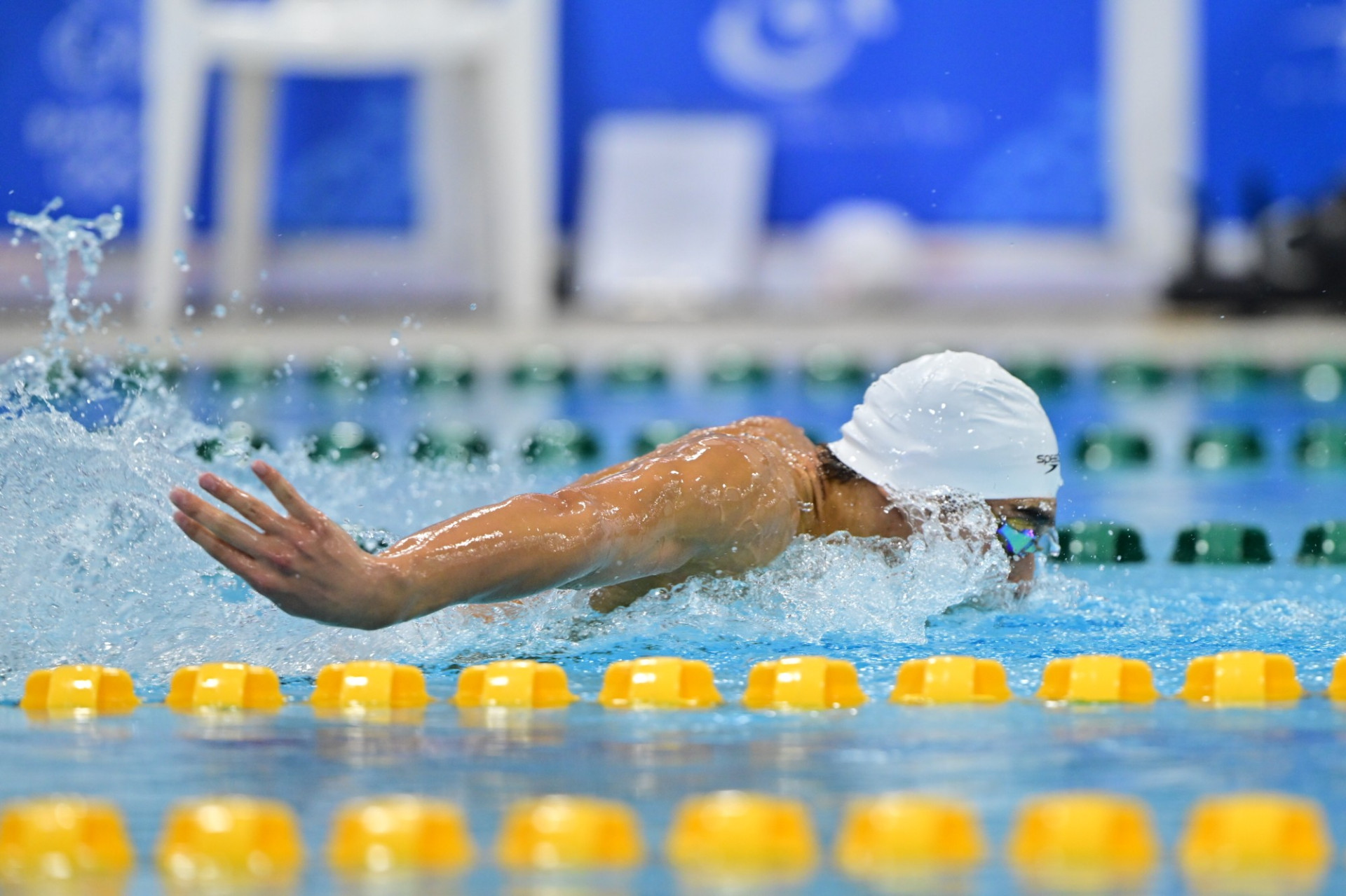 Тамақтағы порно үлкен мүшесі