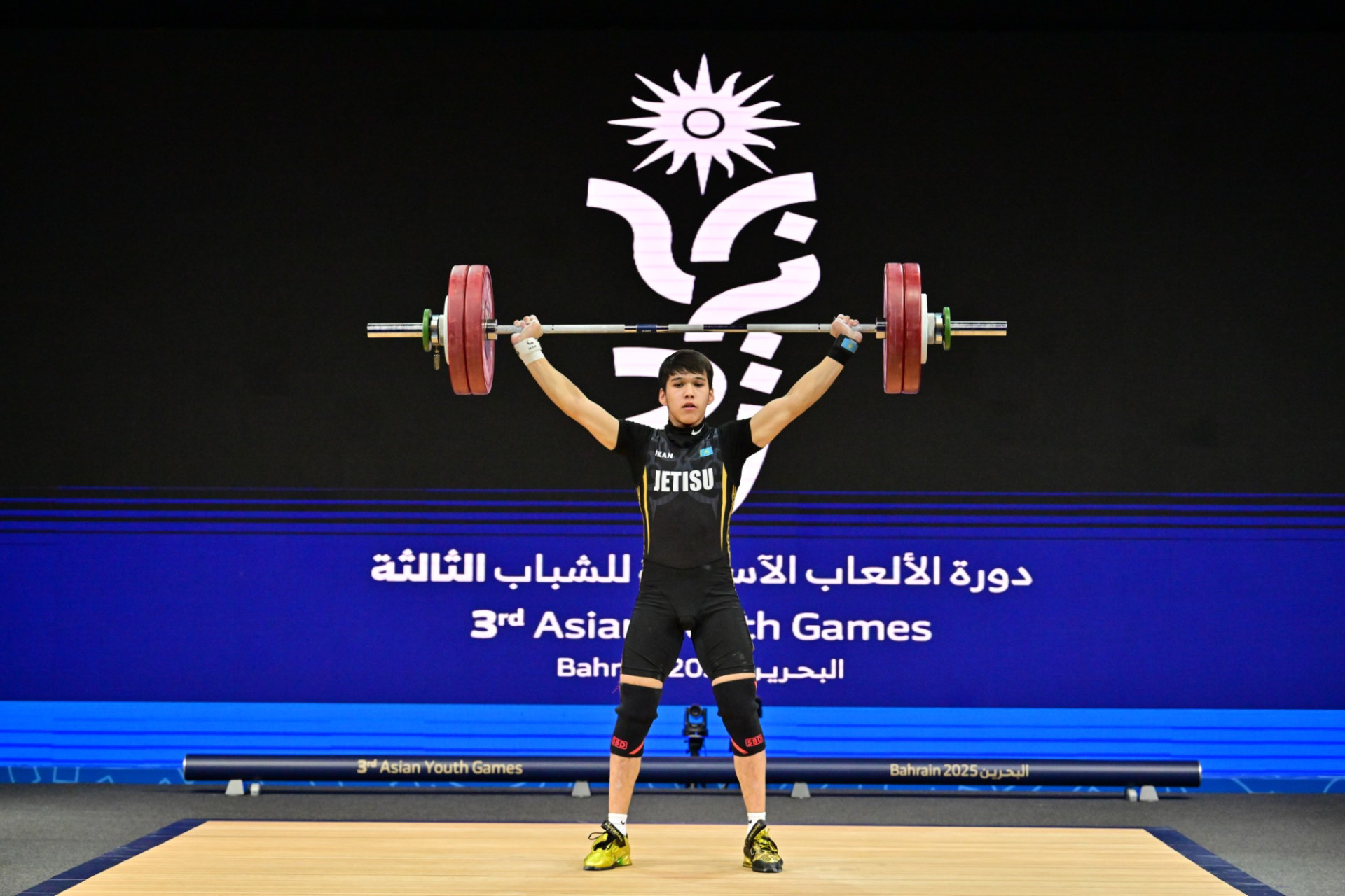 Дорис Айви порно фильмде топтық ұрысқа түседі Ұл мен қызы секс