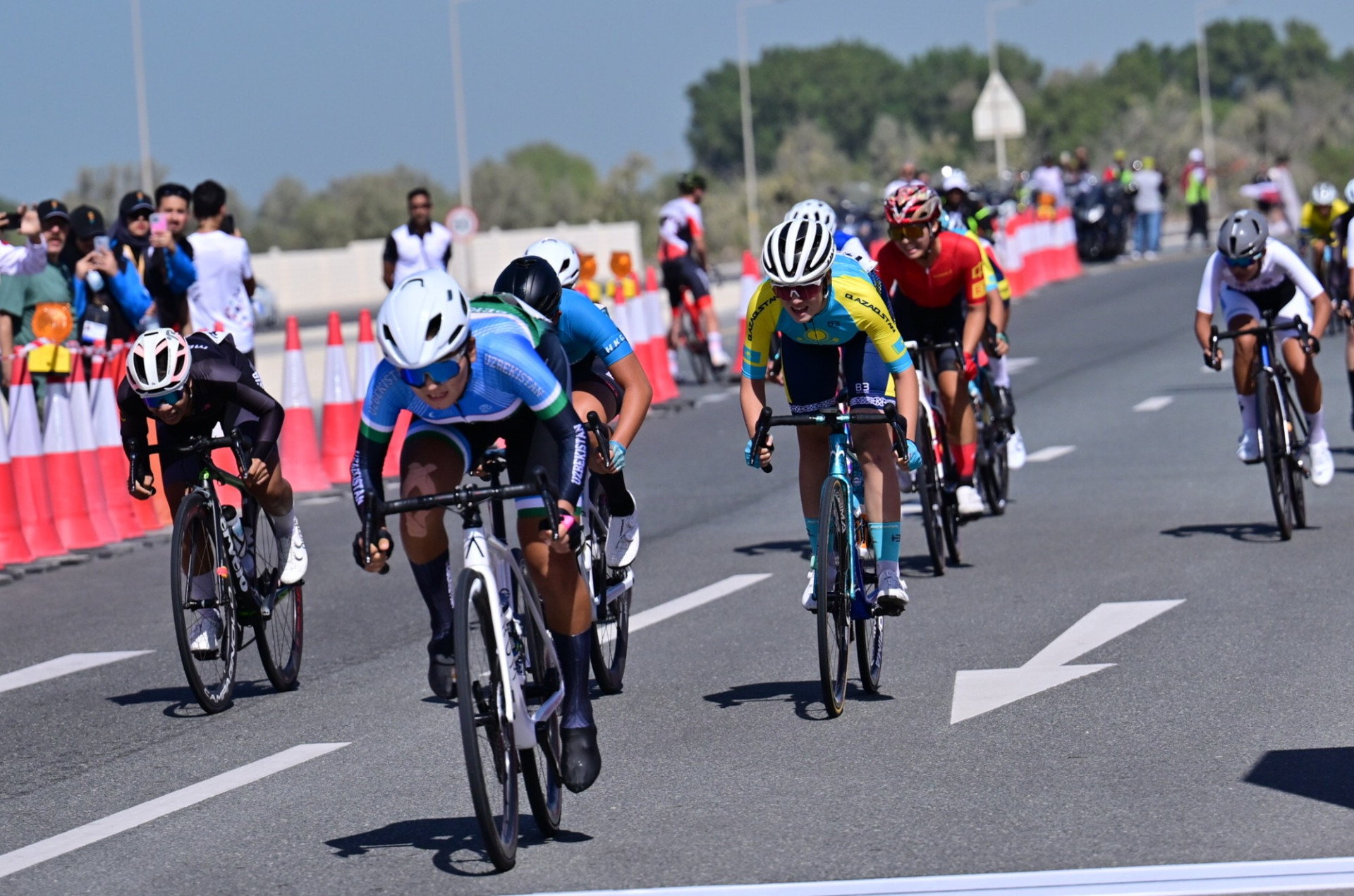 Жыныстық қатынас және жалаңаш қыздар туралы