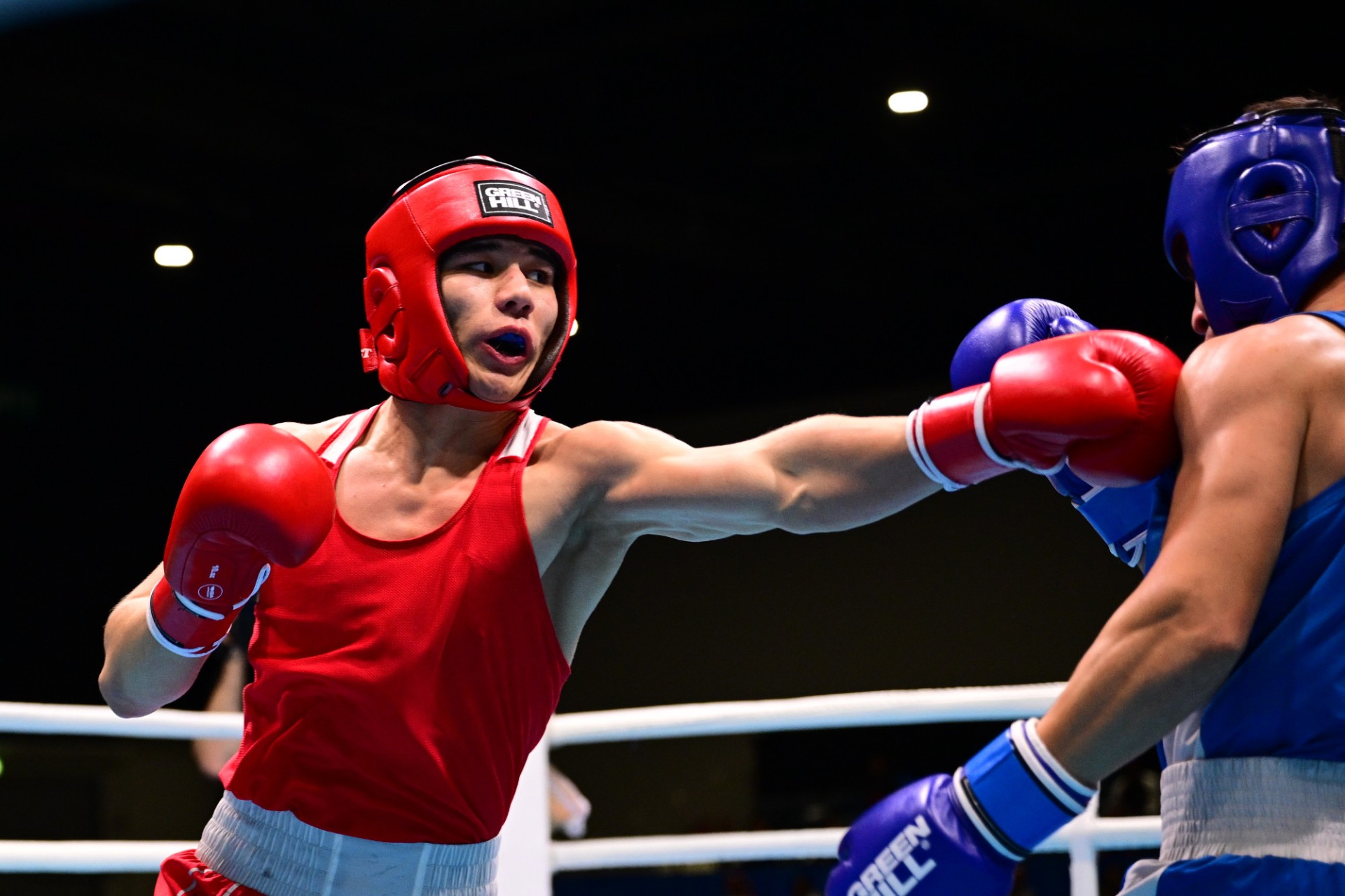 Шәуетпен жабылған жетілген әйелдердің жеке фотосуреттері