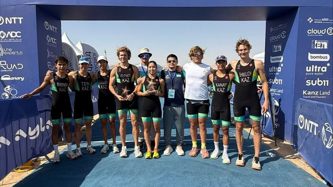 Күң қыздар қолдарына кісен таққан